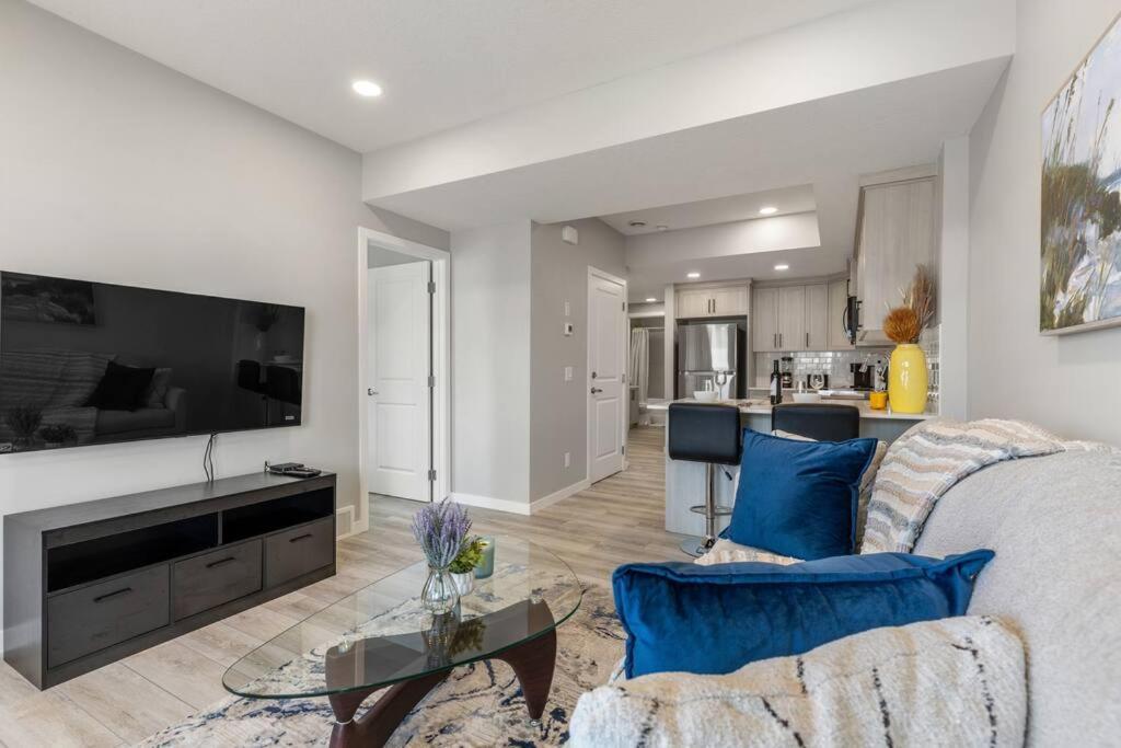 Brand New Luxury Walk-out - Holiday home