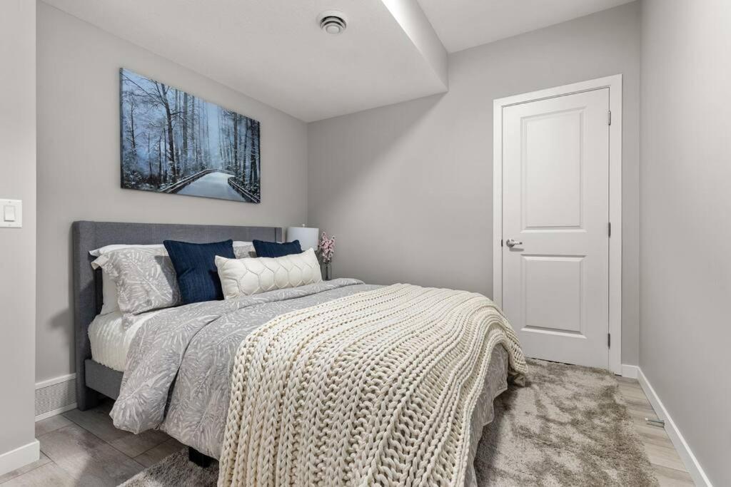 Brand New Luxury Walk-out - *