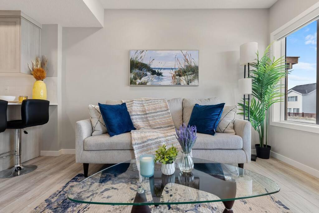 Brand New Luxury Walk-out - *