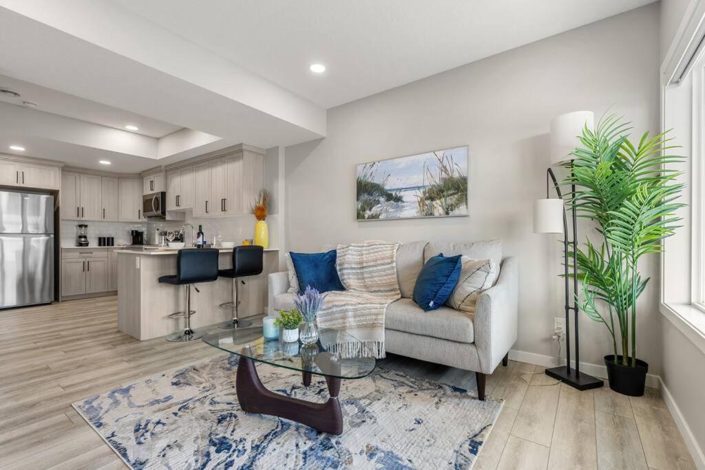 Brand New Luxury Walk-out - *